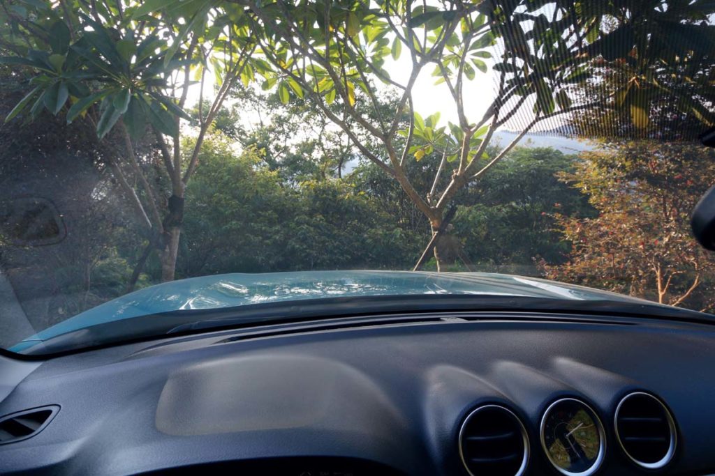 駕駛座就能看到引擎蓋,車頭位置很好掌握。