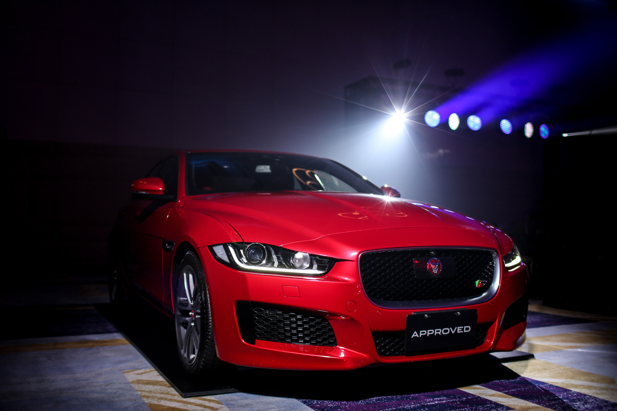 Jaguar Land Rover 海外事業部總裁 Dmitry Kolchanov (圖2左) 、APIO亞太市場總裁Robin Colgan(圖2右) 與Jaguar Land Rover台灣總代理九和汽車總經理陳貽彬(圖2中)共同宣布台灣市場全新策略佈局。