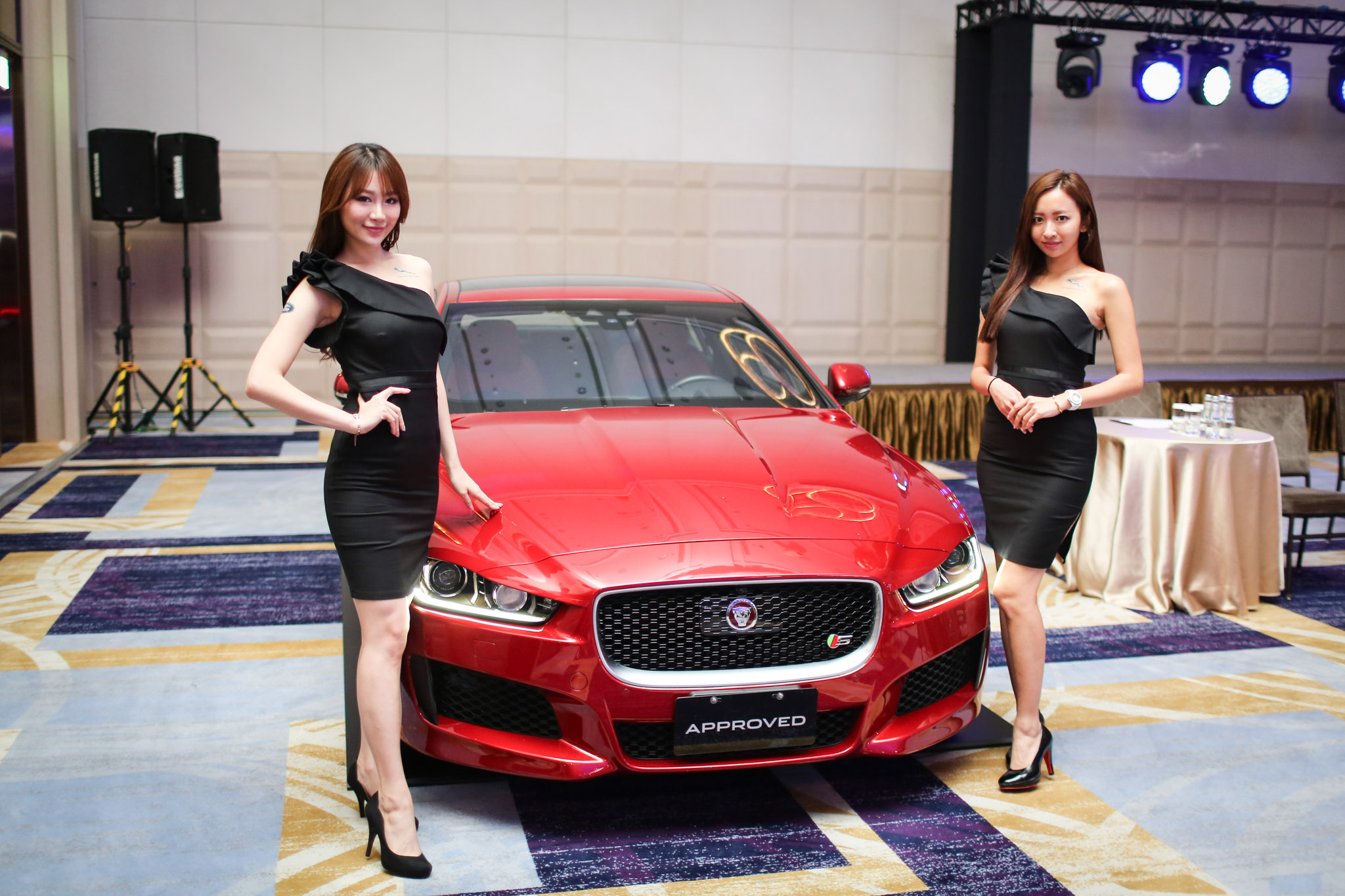 Jaguar Land Rover 海外事業部總裁 Dmitry Kolchanov (圖2左) 、APIO亞太市場總裁Robin Colgan(圖2右) 與Jaguar Land Rover台灣總代理九和汽車總經理陳貽彬(圖2中)共同宣布台灣市場全新策略佈局。