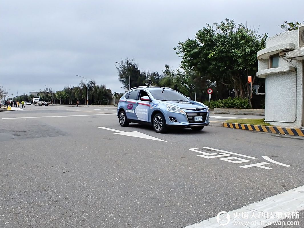 手機一按無人車自動載你到定點!ARTC展示自駕車雙模式
