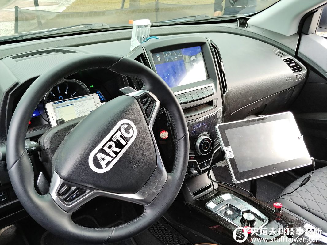 手機一按無人車自動載你到定點!ARTC展示自駕車雙模式