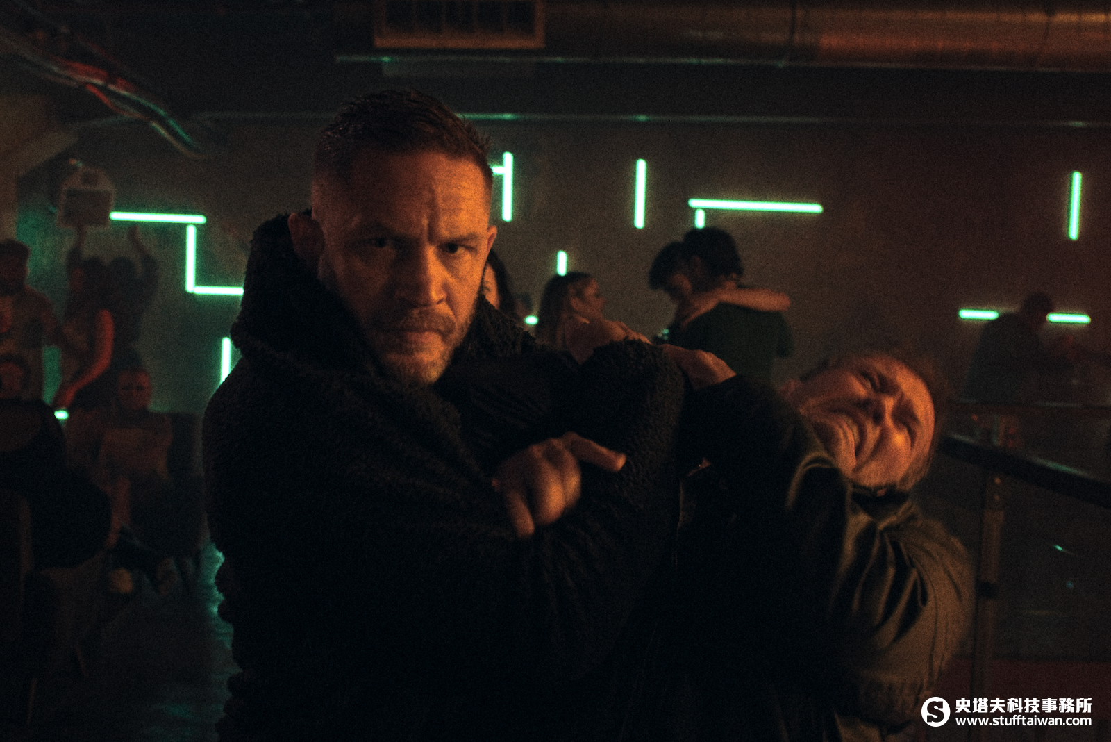 Netflix電影《毒劫》：湯姆哈迪深入犯罪煉獄，揭開貪腐陰謀與救子危機 – 史塔夫科技事務所