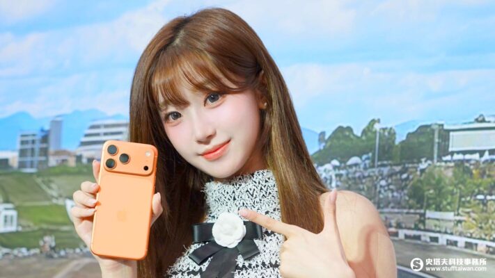 台灣大iPhone 17首賣會超吸睛！總經理化身賽車手、AI女神李珠珢加碼送
