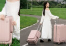 CROWN行李箱WAVE新色「奶霧玫瑰」絕美登場！首創「磁吸側袋」網美機場穿搭必備